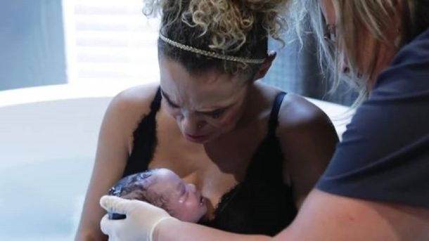 VIDEO: La emocionante reacción de una madre al dar a luz a una niña con síndrome de Down