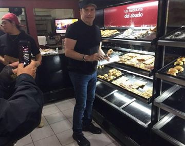 Travolta de paseo por Argentina: aprovechó para comer facturas