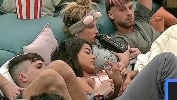 bronca en gran hermano: el video de luz tocando a tato enfrente de su novio bronca en gran hermano: el video de luz tocando a tato enfrente de su novio