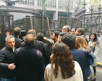 Diputados impidieron el avance de un camión hidrante sobre los manifestantes