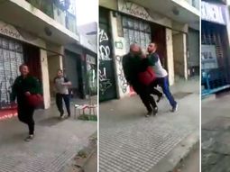 video: un rugbier empujo a un hombre en la calle y salio corriendo video: un rugbier empujo a un hombre en la calle y salio corriendo