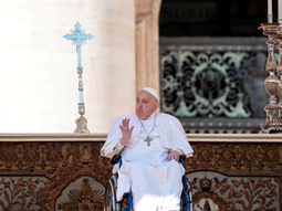 el papa reaparecio por sorpresa ante los fieles en la plaza san pedro