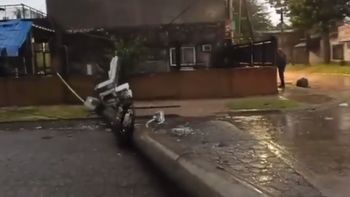 temporal en el amba: un poste de alta tension cayo sobre una casa en moron temporal en el amba: un poste de alta tension cayo sobre una casa en moron