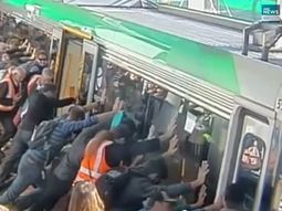 Pasajeros mueven un vagón de tren para salvar a un hombre atrapado: mirá el video