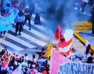 Así empezaban los incidentes frente al Congreso en la marcha contra el FMI
