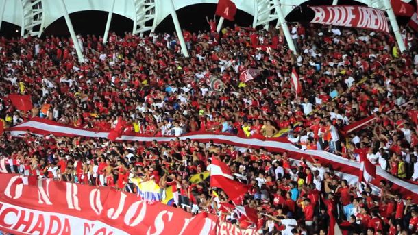 Tres jóvenes jugaban al Pokémon Go y fueron atacados por barras bravas