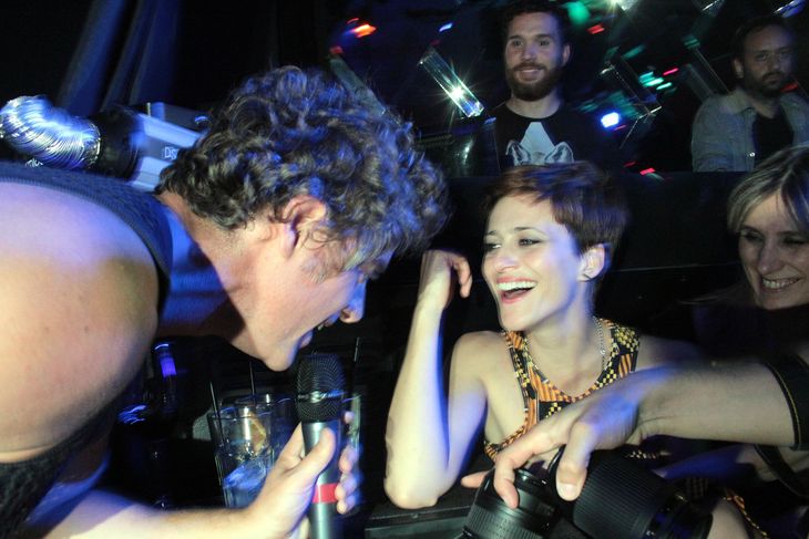 Mike Amigorena, a los besos con Mónica Antonópulos en su show