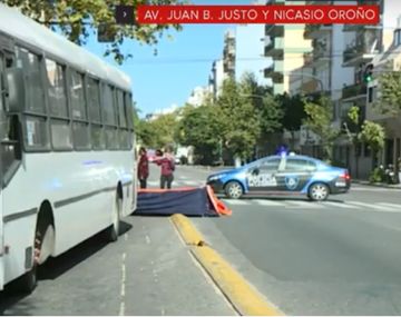 Un colectivo atropelló y mató a una mujer