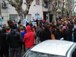 salvaje agresion a una docente en zarate: le desfiguraron la cara por sacarle el celular a una alumna en clase salvaje agresion a una docente en zarate: le desfiguraron la cara por sacarle el celular a una alumna en clase