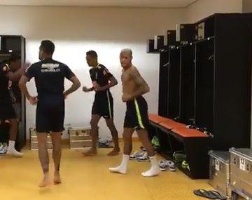 A pura fiesta: el imperdible baile de las estrellas de Brasil en el vestuario