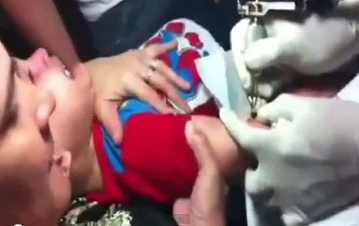 Polémica por un video de una mujer que tatúa a su bebé