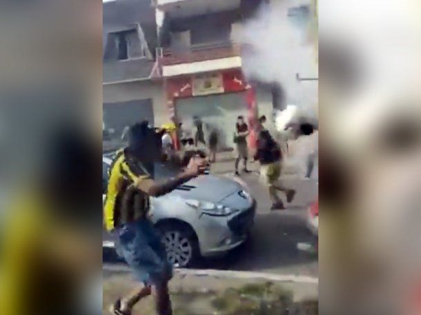 Video: hinchas de Almirante Brown se cruzaron con la Policía y fueron reprimidos
