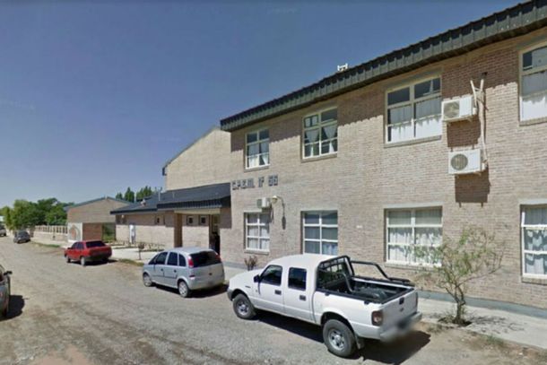 Una mujer casi mata a su ex marido en una reunión en el colegio de su hija