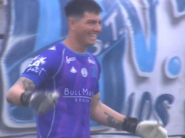 San Telmo: el arquero Joaquín Enrico sorprendió con un gol histórico de volea ante Gimnasia de Jujuy