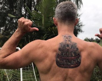 Orsanic luce orgulloso su espalda tatuada