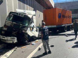 triple choque de camiones en paseo del bajo dejo a un chofer herido triple choque de camiones en paseo del bajo dejo a un chofer herido