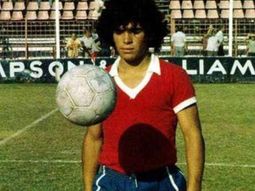 Diego Armando Maradona con la camiseta de Argentinos Juniors