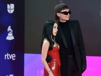 El beso de Nicki Nicole y Peso Pluma en los Latin Grammy