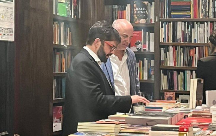 Gabriel Boric salió a caminar por Palermo y entró a una clásica librería