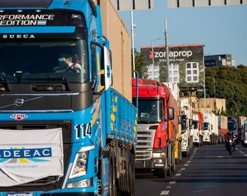 Caravana solidaria por el coronavirus: fueron en camión a buscar containers para montar un hospital