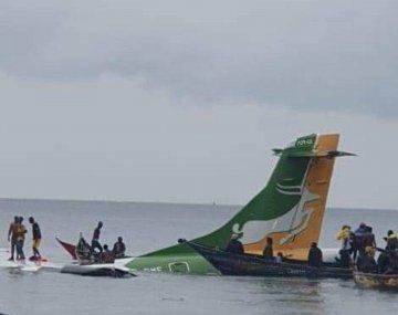 Cayó un avión en un lago de Tanzania y hay al menos 19 muertos