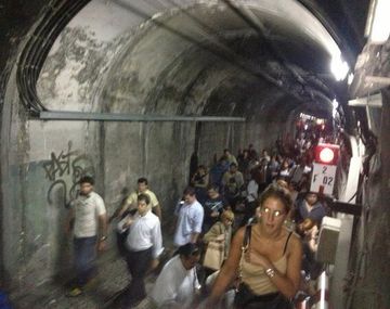 Pasajeros del subte D debieron caminar por las vías y túneles