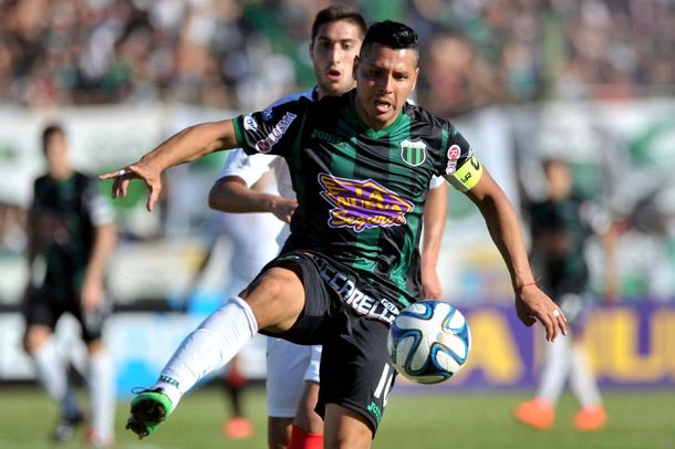 Problemas para Nueva Chicago: Gomito Gómez se rompió los ligamentos