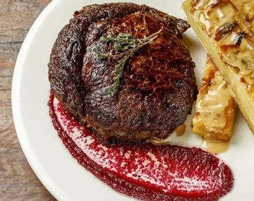 Reconocido por su excelente ubicación y precios accesibles, este bodegón porteño ofrece un amplio abanico de platos.&nbsp;