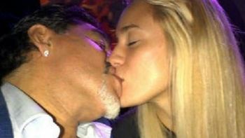diego maradona y su nueva novia, a los besos en dubai diego maradona y su nueva novia, a los besos en dubai
