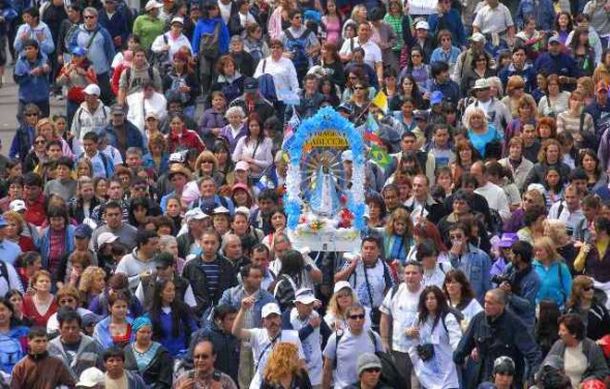 Miles de fieles iniciaron la peregrinación juvenil a Luján