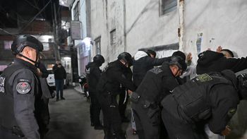 El operativo “Tormenta Negra” envió 1500 policías, dos helicópteros, un blindado para recorrer 16 barrios con la consigna “pacificación y orden”. El operativo “Tormenta Negra” envió 1500 policías, dos helicópteros, un blindado para recorrer 16 barrios con la consigna “pacificación y orden”.