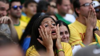 fotos: asi sobrellevaban los hinchas los penales de brasil-chile fotos: asi sobrellevaban los hinchas los penales de brasil-chile