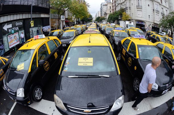 Uber desafía a los taxistas y ofrece viajes gratis hasta el próximo miércoles