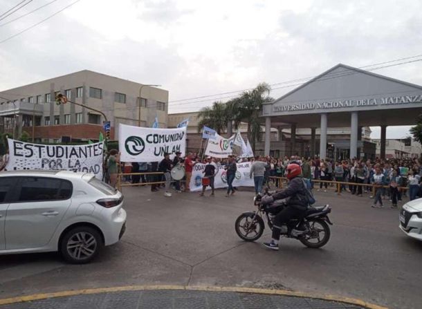 Tensión en la UNLaM: estudiantes ingresaron por la fuerza y realizan una toma