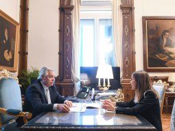 Alberto Fernández y la titular de ANSES, Fernanda Raverta