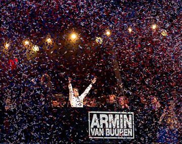 ¿Quién es el DJ Armin van Buuren que cerró los festejos?
