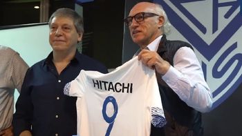 El Virrey posa con la camiseta de su Vélez El Virrey posa con la camiseta de su Vélez