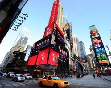 Empleado proyecta película porno en una estación de tren