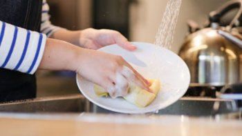 La manera de lavar vasos y platos para dejarlos impecables: como es el truco con sal y bicarbonato La manera de lavar vasos y platos para dejarlos impecables: como es el truco con sal y bicarbonato