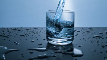 Los hipertensos deberían consumir agua embotellada. Los hipertensos deberían consumir agua embotellada.