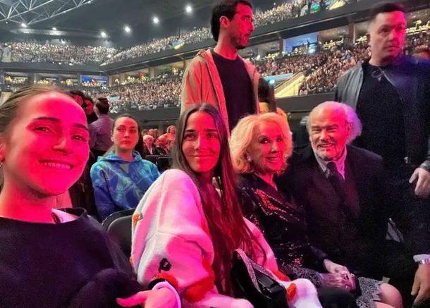 Mirtha junto a sus nietos en el Movistar Arena Mirtha junto a sus nietos en el Movistar Arena