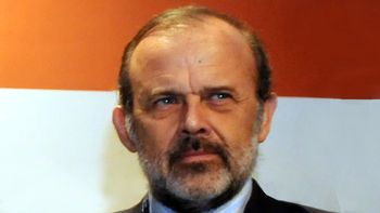 amadeo se baja de su candidatura para apoyar a massa amadeo se baja de su candidatura para apoyar a massa