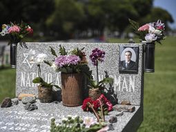 Homenaje a Alberto Nisman en el cementerio de La Tablada. (Gentileza Télam)