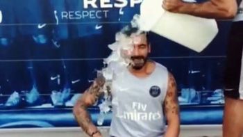 lavezzi acepto el desafio de messi y se tiro el balde de agua helada lavezzi acepto el desafio de messi y se tiro el balde de agua helada