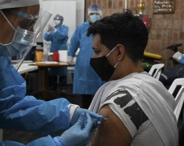 Uruguay comenzó a aplicar la tercera dosis de la vacuna contra el coronavirus