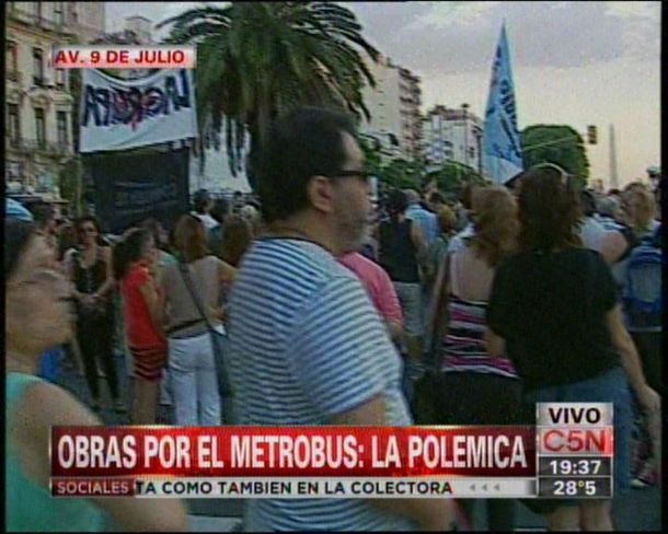 Vecinos marcharon para detener las obras del Metrobús