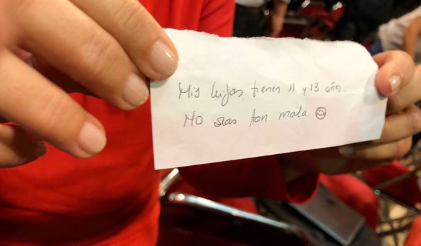 Escándalo en el Congreso: Caputo le mandó un papelito a Cerruti