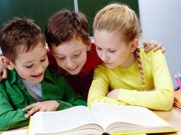 Chicos leyendo Chicos leyendo