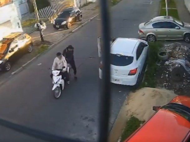 Motochorros le robaron el auto a una mujer, los siguieron y detuvieron a uno en su casa