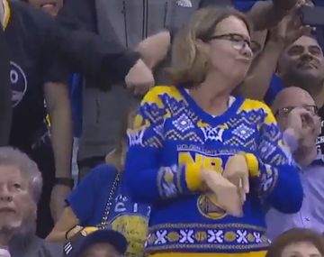 La fanática se dejó llevar por la música